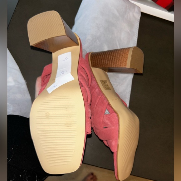 BNWT Signature Journee Collection Heels - Picture 3 of 4